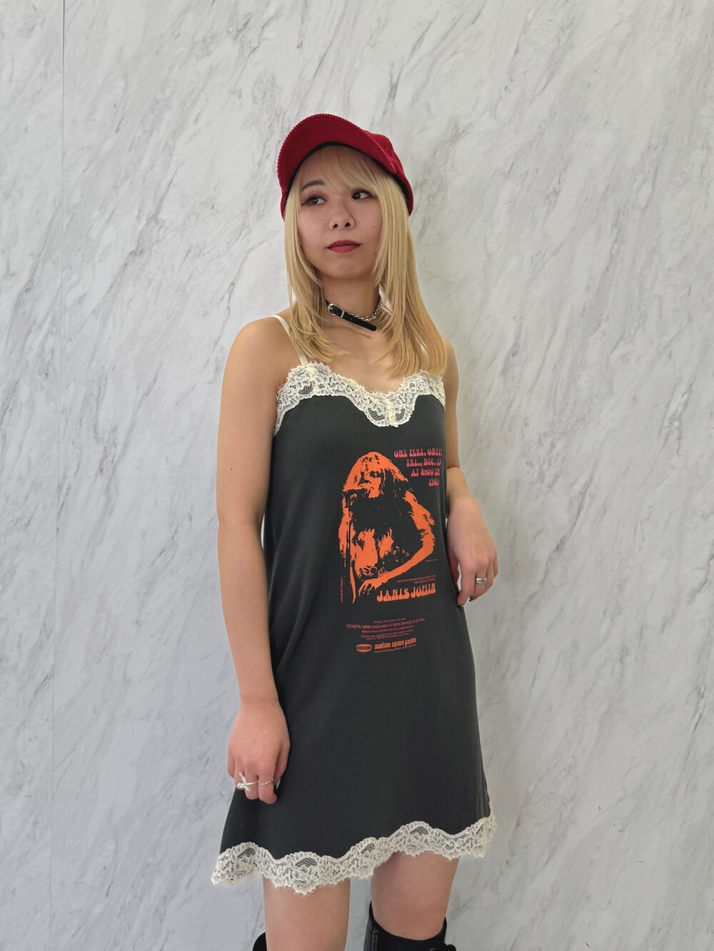 ブラック系のブーツ、ブラック系のワンピース、ブラック系のチョーカーを着用したレディースの夏コーディネートの7枚目の写真