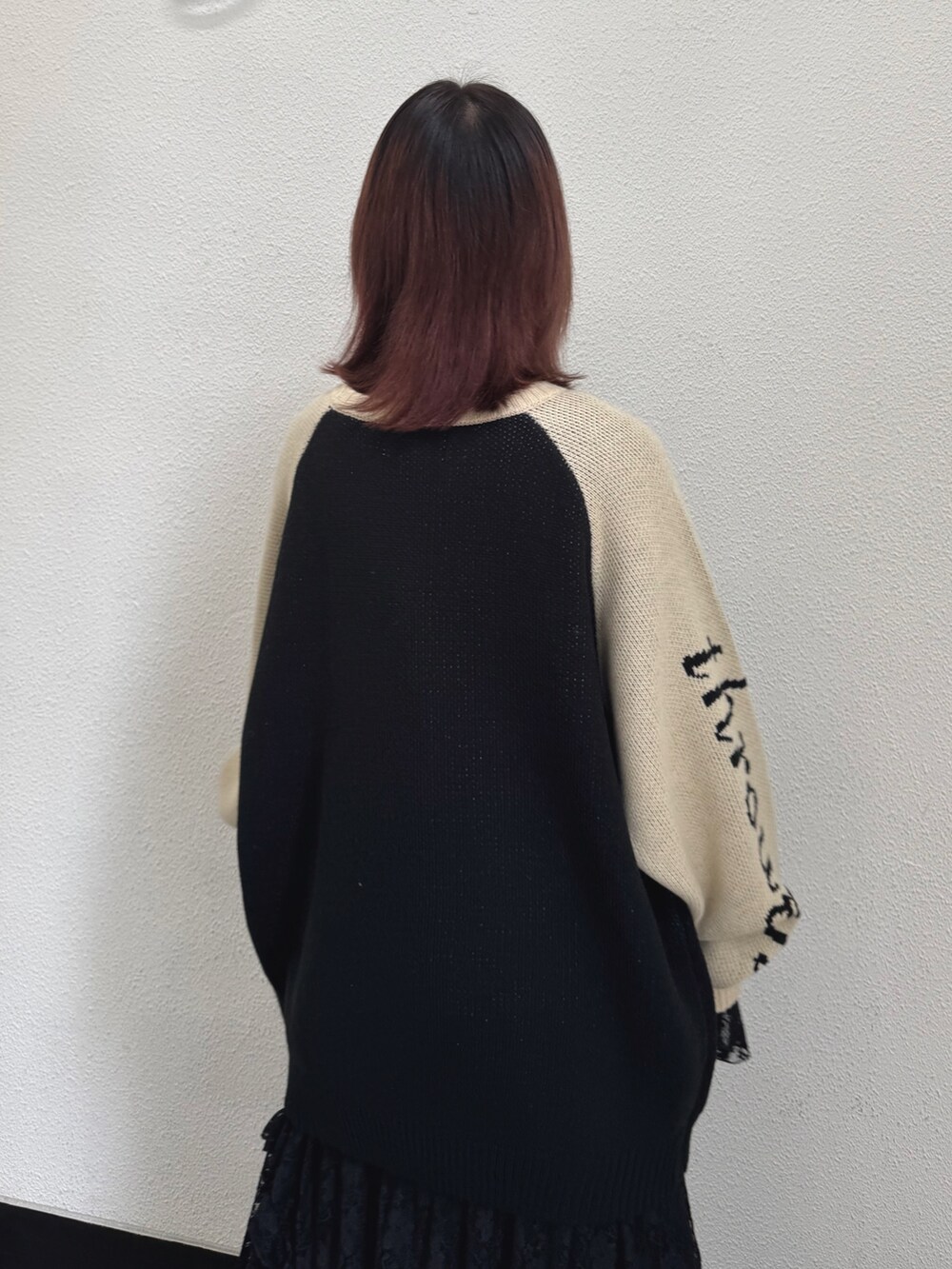 ブラック系のワンピース、ブラック系のニット/セーターを着用したレディースの秋コーディネートの4枚目の写真