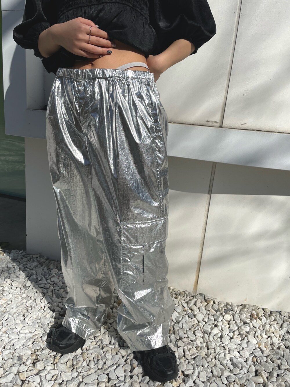 シルバー系のカーゴパンツ、ブラック系のシャツ/ブラウスを着用したレディースの冬コーディネートの10枚目の写真