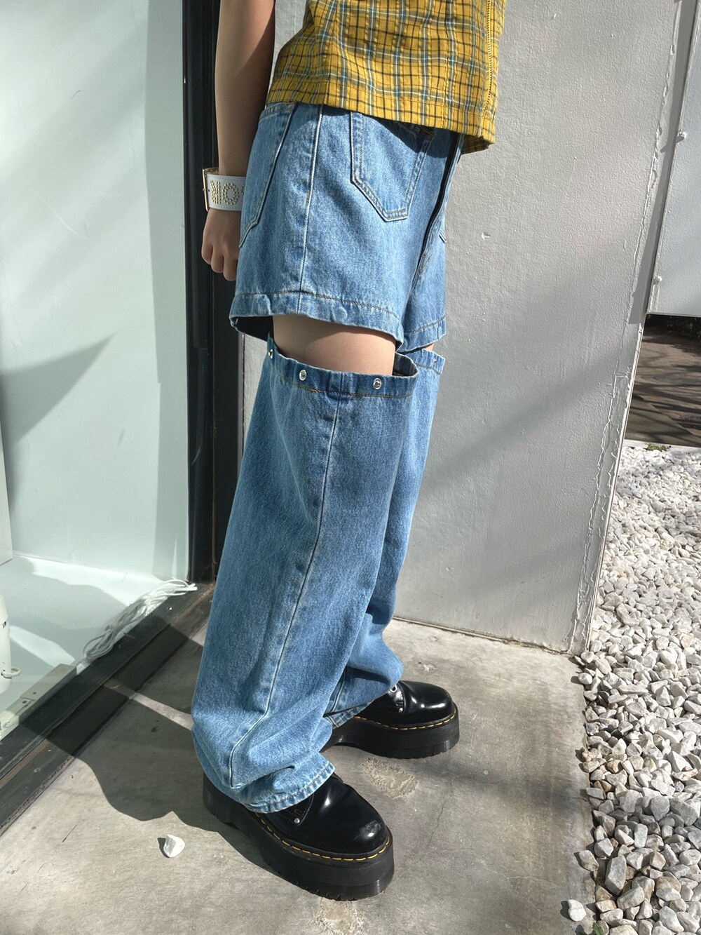 「jouetie、ジュエティ、低身長コーデ、152cm、150cmコーデ、骨格ウェーブ、イエベ春、ストリートコーデ、メンズライクコーデ、チェックシャツ、デニムコーデ、シャツコーデ、レッグウォーマー、古着コーデ、ストリートファッション」｜「jouetieのZIPコンパクトシャツ（シャツ/ブラウス、イエロー系）」を使った、ERIKOさん（レディース・152cm）の春コーディネートの7枚目の写真