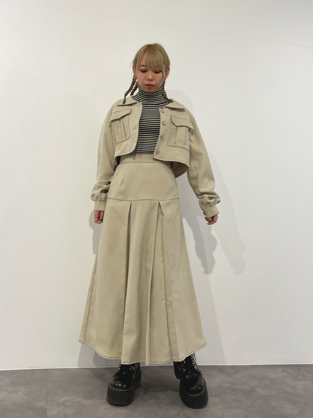 ホワイト系のワンピース、その他のニット/セーター、ブラウン系のチェスターコートを着用したレディースの冬コーディネートの2枚目の写真