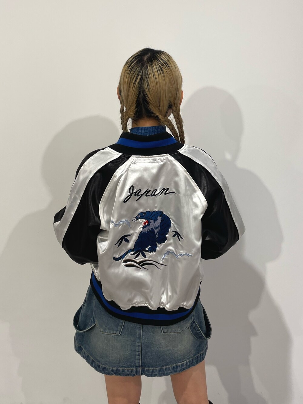 「jouetie、ジュエティ、低身長コーデ、152cm、150cmコーデ、骨格ウェーブ、スカジャン、春服、デニム、デニムスカート、ストリートコーデ、ニット、ハーフジップ、ドクターマーチン、ロングブーツ」｜「jouetieのローズエンブロイダリースカジャン【別注】（スカジャン、ホワイト系）」を使った、ERIKOさん（レディース・152cm）の春コーディネートの5枚目の写真