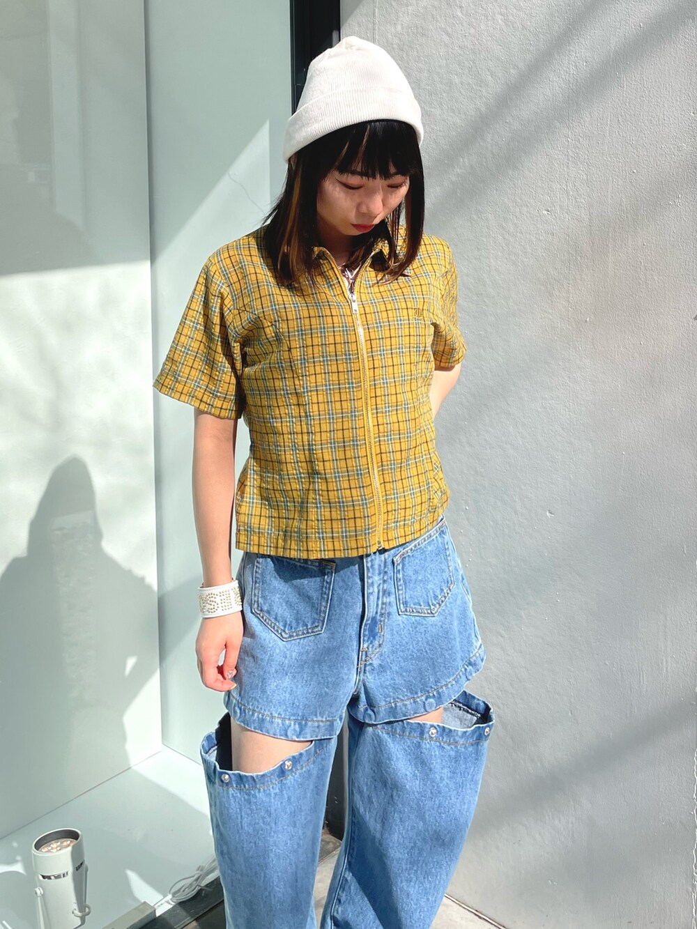 「jouetie、ジュエティ、低身長コーデ、152cm、150cmコーデ、骨格ウェーブ、イエベ春、ストリートコーデ、メンズライクコーデ、チェックシャツ、デニムコーデ、シャツコーデ、レッグウォーマー、古着コーデ、ストリートファッション」｜「jouetieのZIPコンパクトシャツ（シャツ/ブラウス、イエロー系）」を使った、ERIKOさん（レディース・152cm）の春コーディネートの4枚目の写真