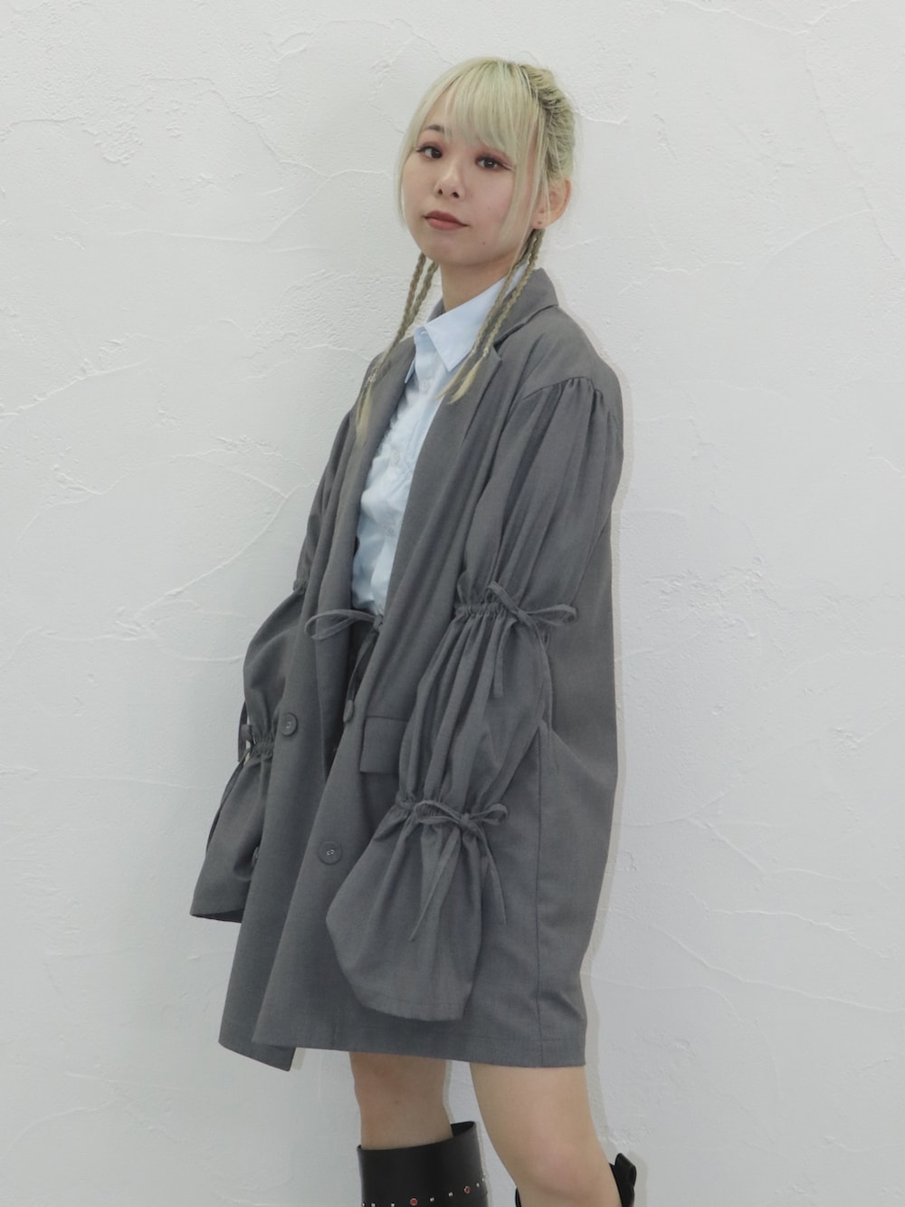 「jouetie、ジュエティ、低身長、低身長コーデ、骨格ウェーブ、イエベ春、ジャケット、セットアップ、リボン、バレエコア、ティアードスカート、ウエスタンブーツ、最近のいい感じコーデ、淡色コーデ、お出かけコーデ」｜「jouetieのリボンスリーブジャケットミニワンピース【セットアップ対応】（テーラードジャケット、グレー系）」を使った、ERIKOさん（レディース・152cm）の秋コーディネートの9枚目の写真
