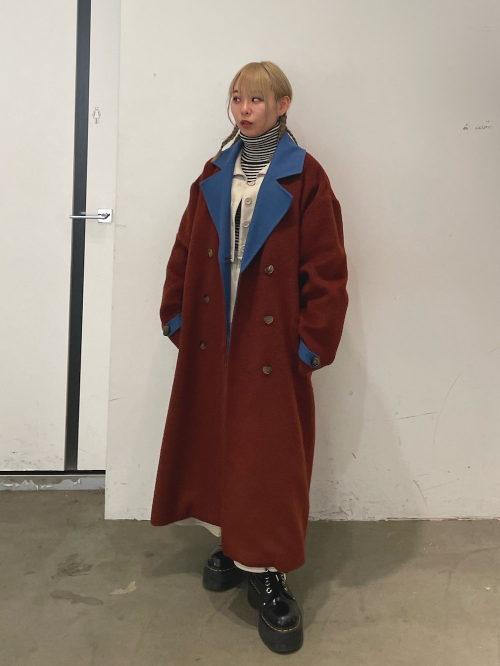 ホワイト系のワンピース、その他のニット/セーター、ブラウン系のチェスターコートを着用したレディースの冬コーディネートの6枚目の写真