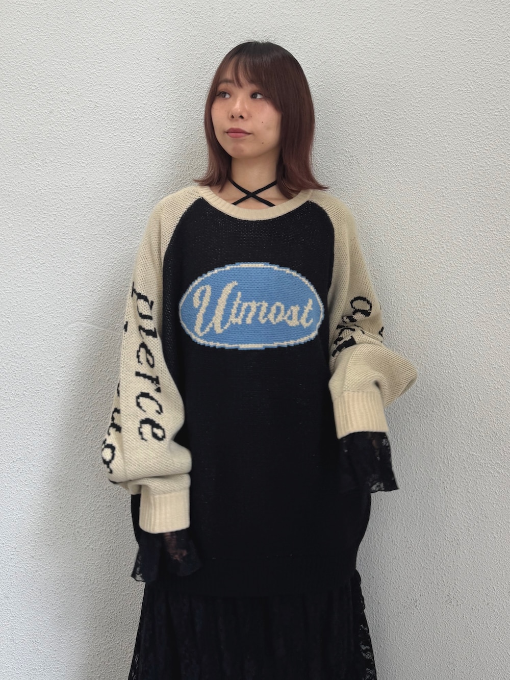 ブラック系のワンピース、ブラック系のニット/セーターを着用したレディースの秋コーディネートの5枚目の写真