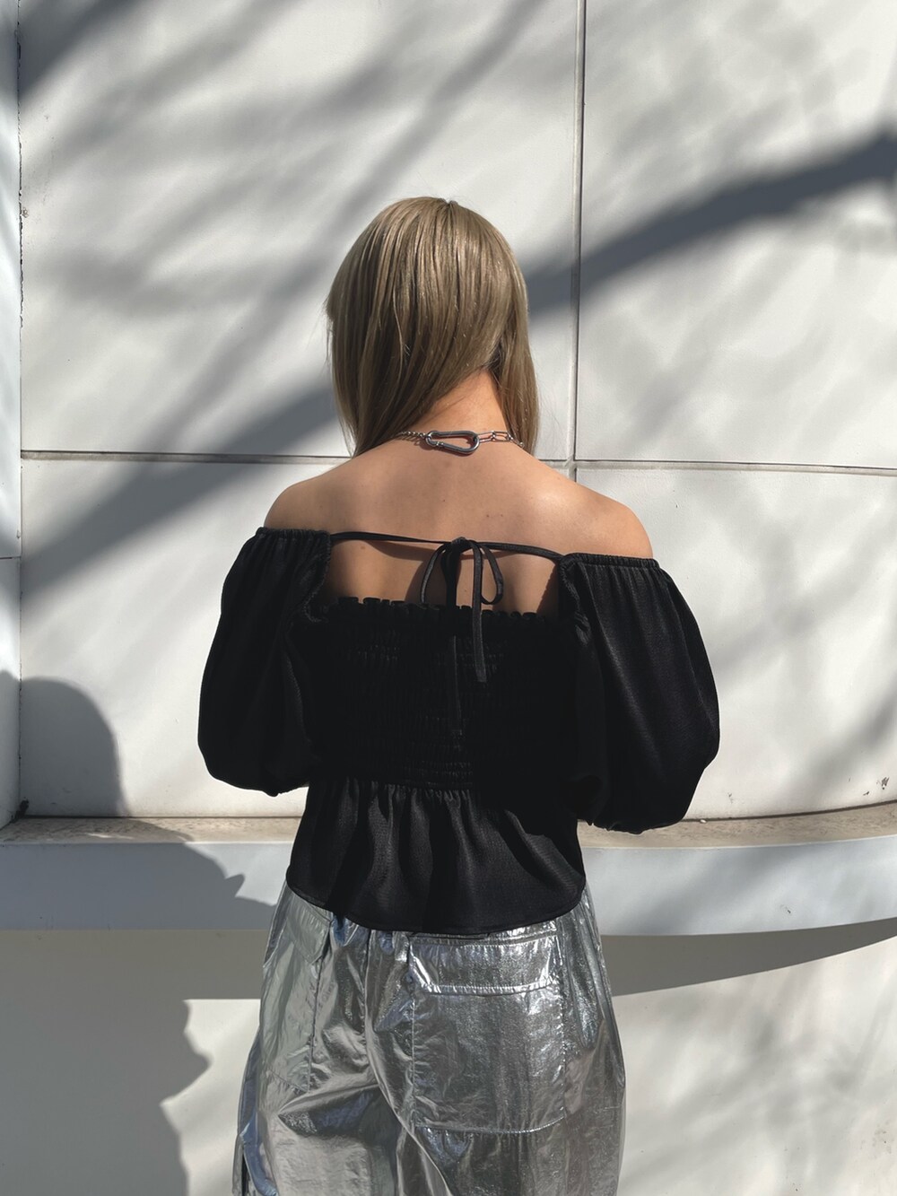 シルバー系のカーゴパンツ、ブラック系のシャツ/ブラウスを着用したレディースの冬コーディネートの8枚目の写真