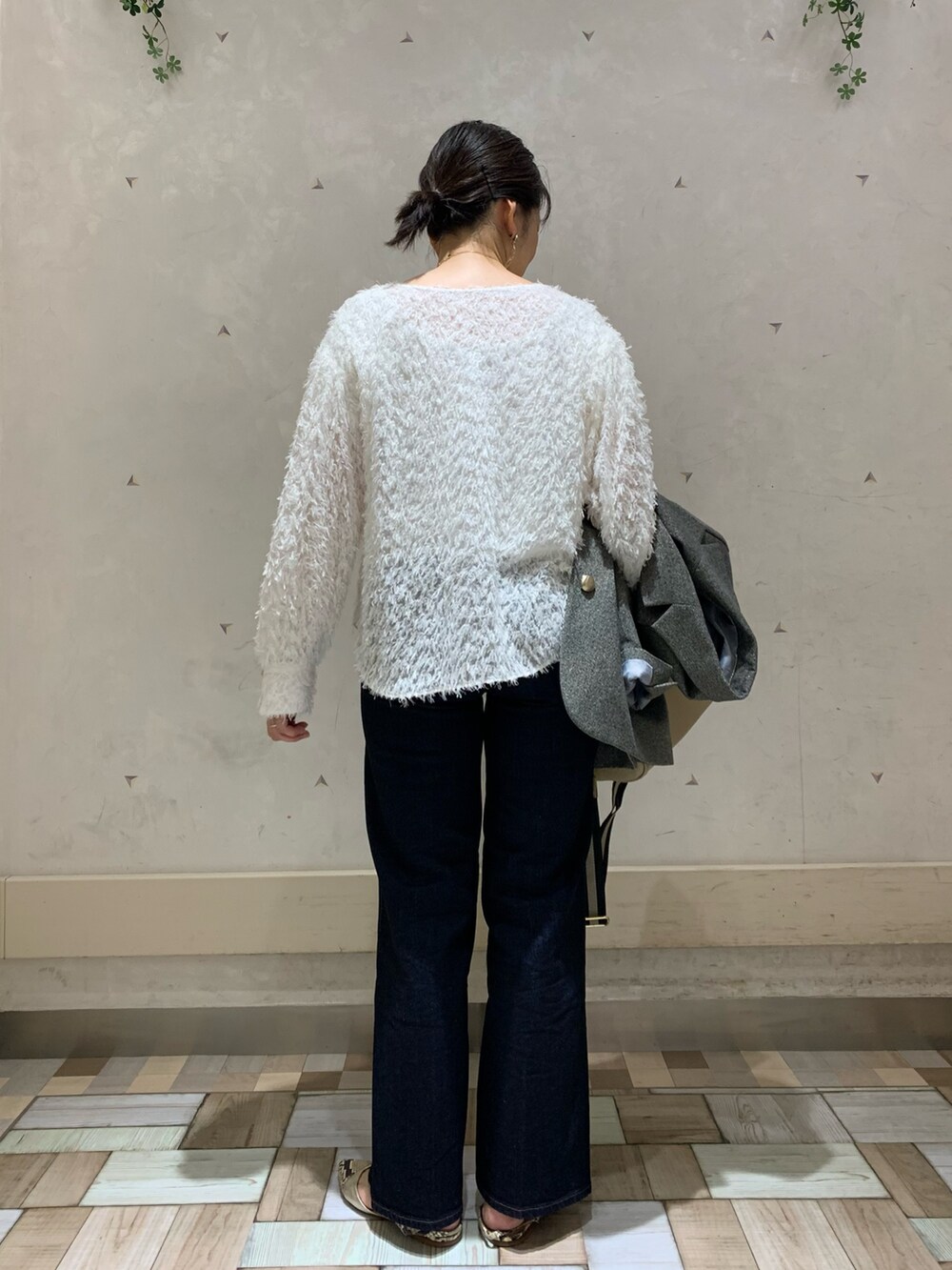 グレー系のテーラードジャケット、ホワイト系のシャツ/ブラウス、ベージュ系のショルダーバッグを着用したレディースの秋コーディネートの5枚目の写真