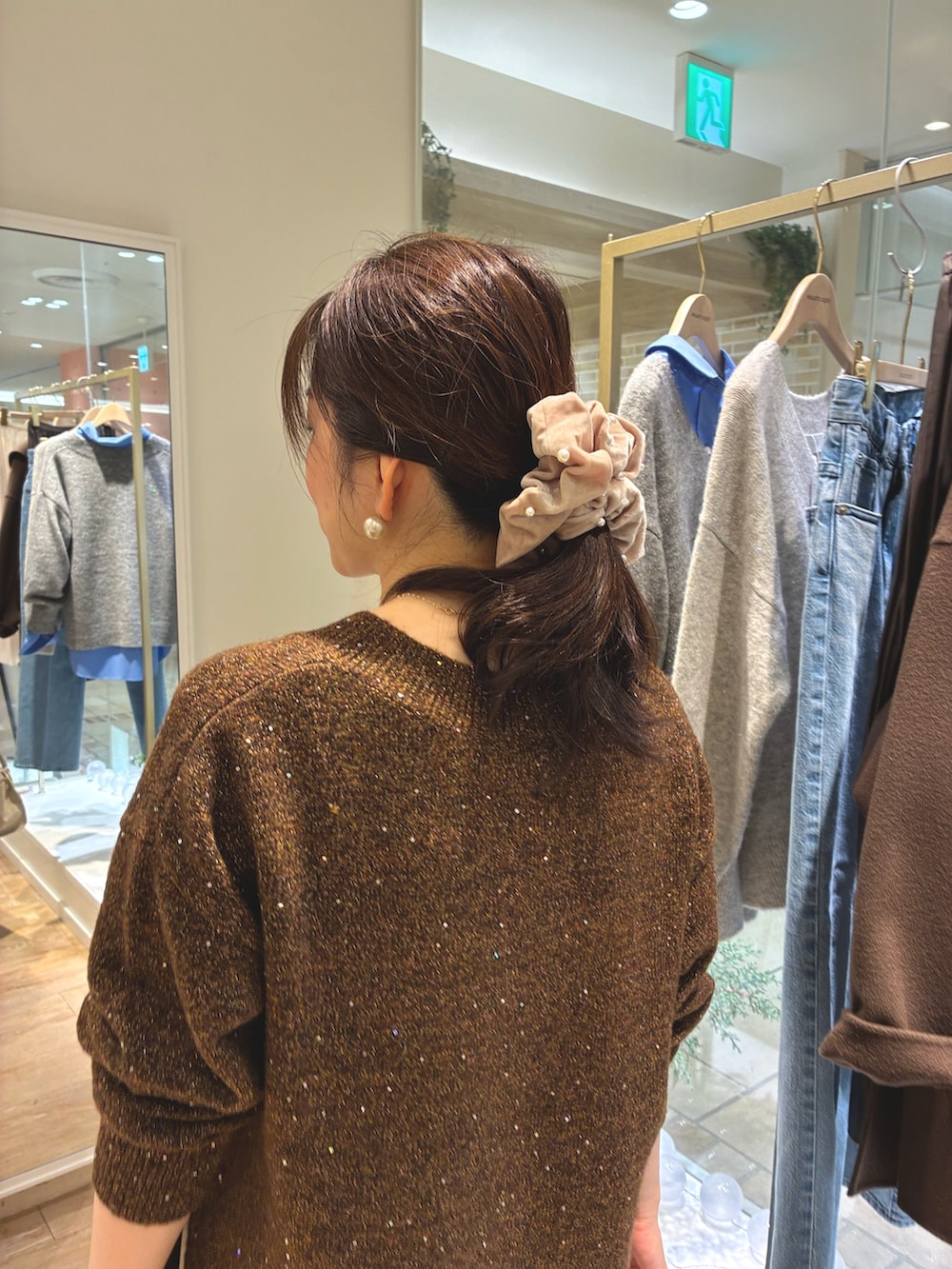 ブラウン系のニット/セーター、ホワイト系のワンピース、ベージュ系のトートバッグを着用したレディースの冬コーディネートの6枚目の写真