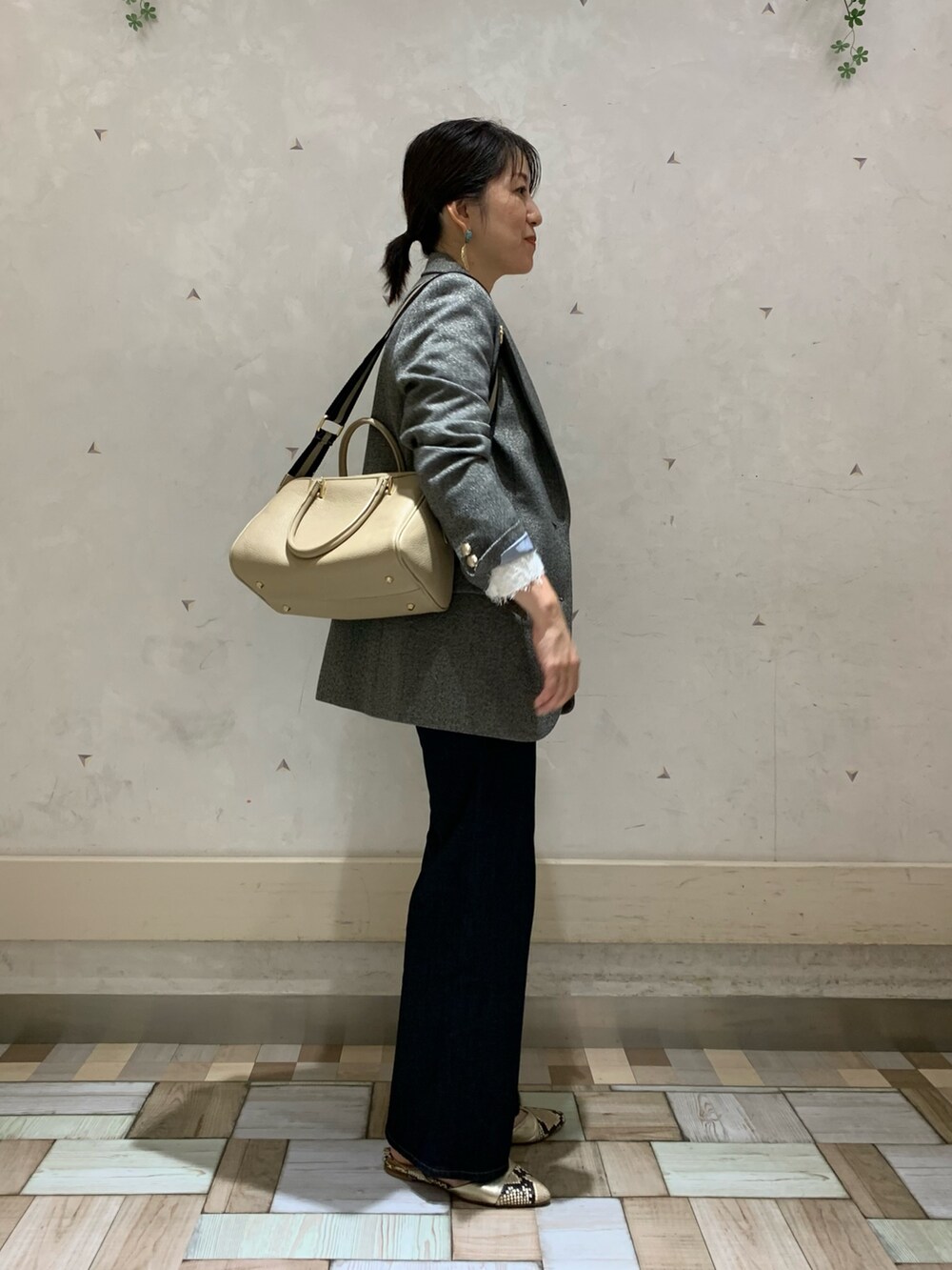 グレー系のテーラードジャケット、ホワイト系のシャツ/ブラウス、ベージュ系のショルダーバッグを着用したレディースの秋コーディネートの3枚目の写真