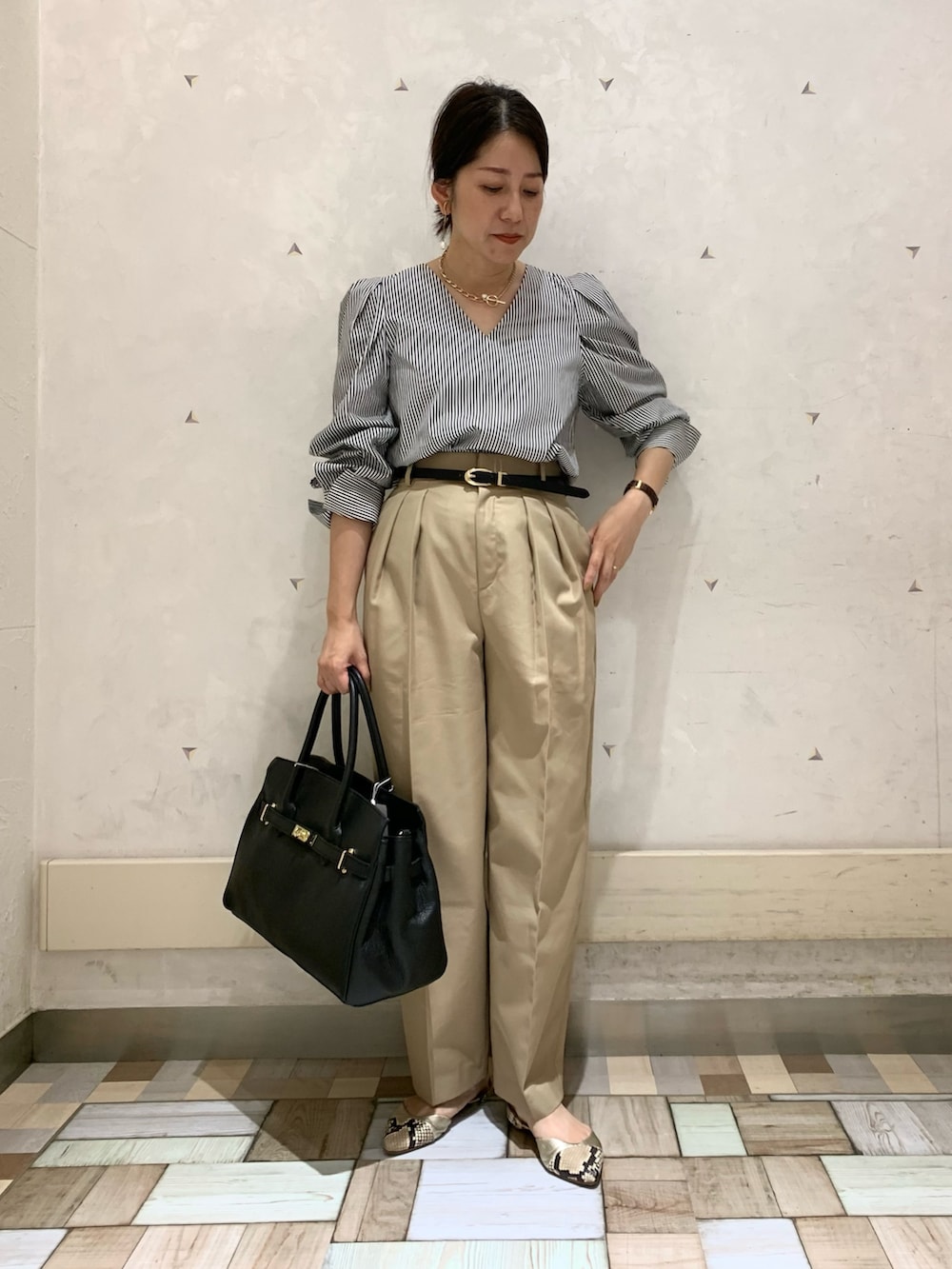 ブラック系のシャツ/ブラウス、ベージュ系のその他パンツ、ブラック系のショルダーバッグを着用したレディースの秋コーディネートの2枚目の写真