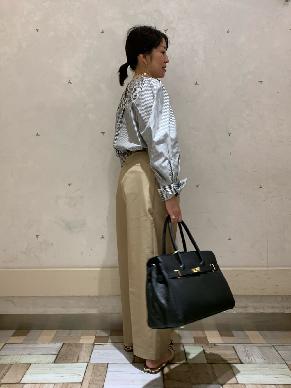 ブラック系のシャツ/ブラウス、ベージュ系のその他パンツ、ブラック系のショルダーバッグを着用したレディースの秋コーディネートの4枚目の写真