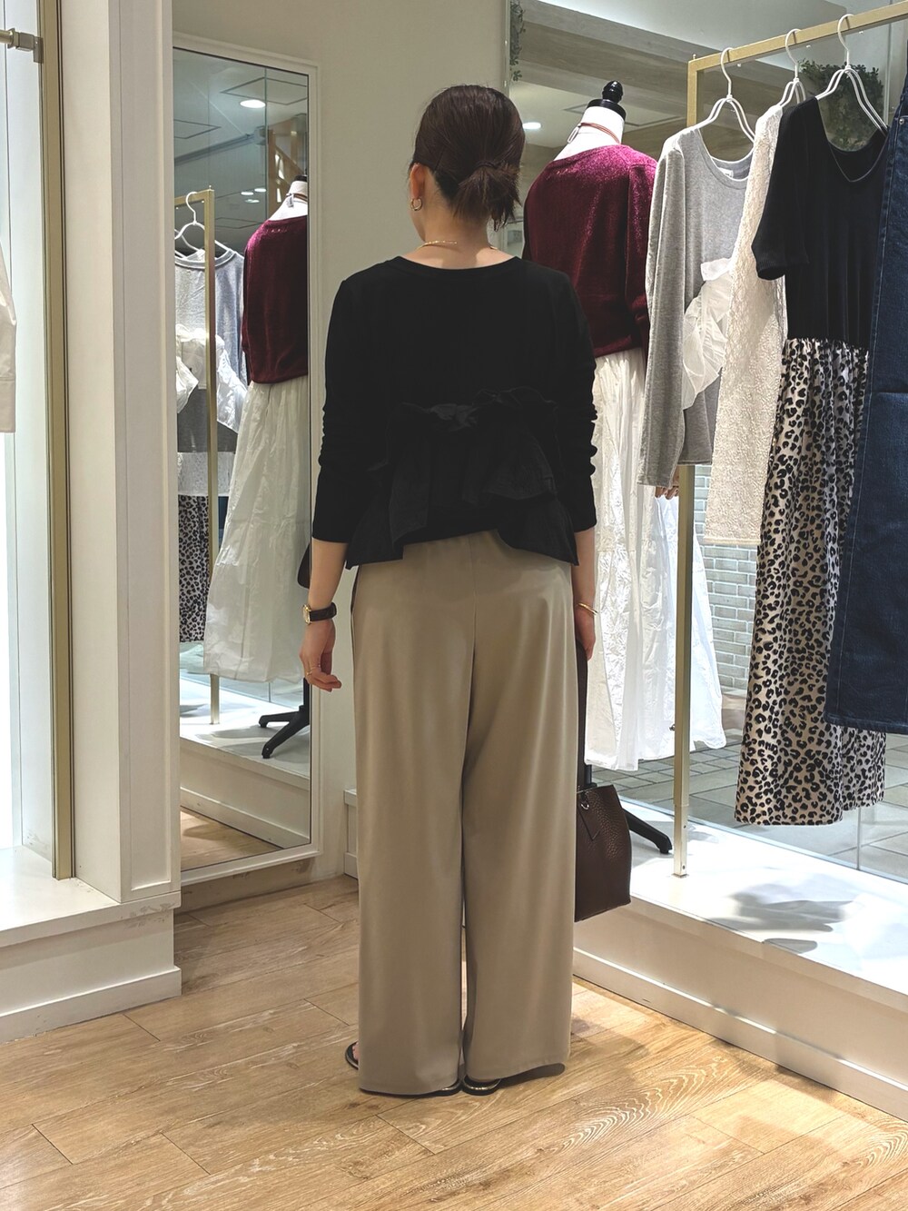 ブラック系のTシャツ/カットソー、ベージュ系のその他パンツを着用したレディースの秋コーディネートの3枚目の写真