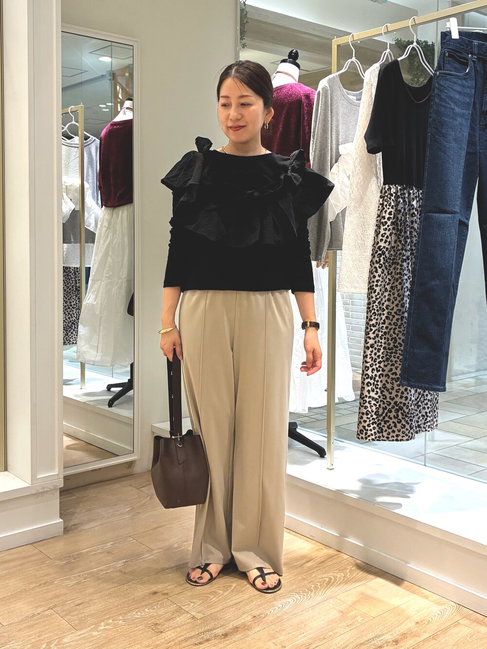 ブラック系のTシャツ/カットソー、ベージュ系のその他パンツを着用したレディースの秋コーディネートの4枚目の写真