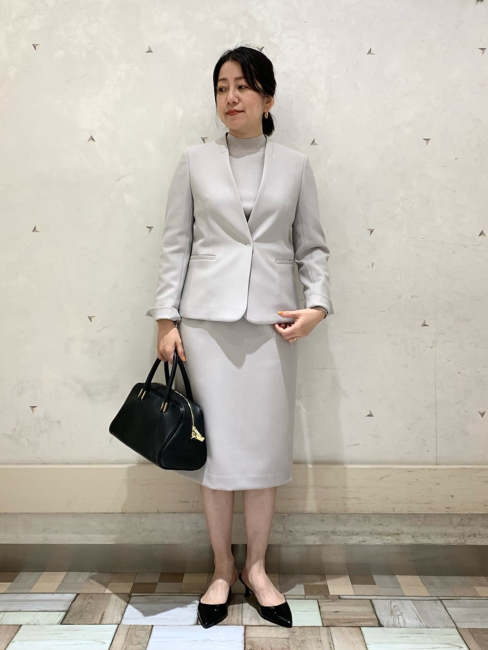 ベージュ系のノーカラージャケット、ベージュ系のスカート、ベージュ系のニット/セーターを着用したレディースの冬コーディネートの2枚目の写真