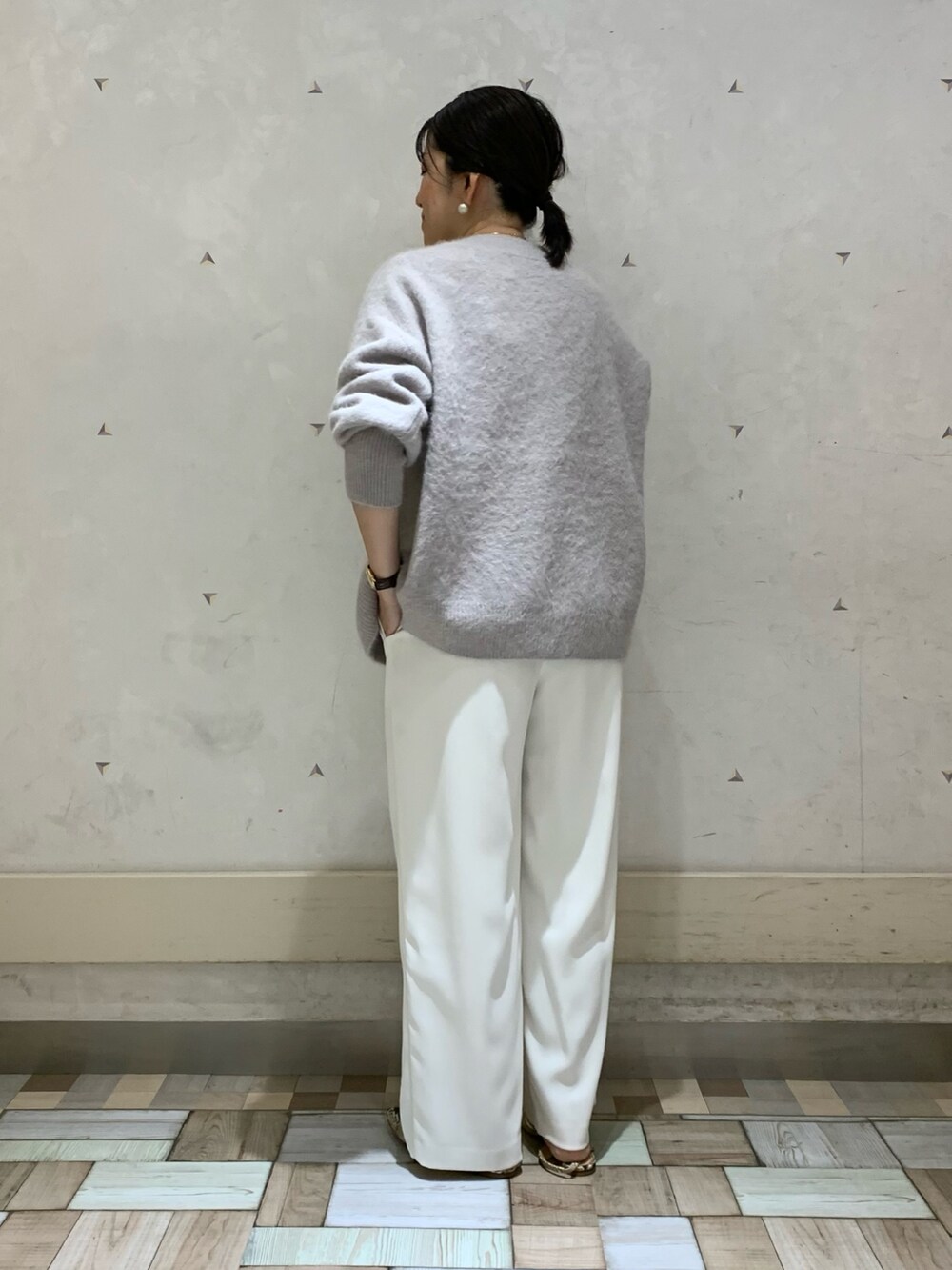 グレー系のカーディガン/ボレロ、ホワイト系のタンクトップ、ホワイト系のその他パンツを着用したレディースの秋コーディネートの6枚目の写真