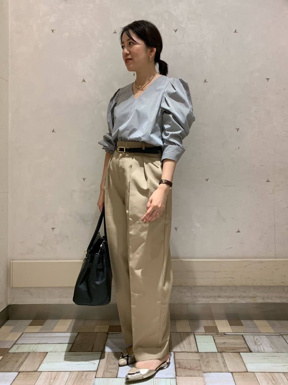 ブラック系のシャツ/ブラウス、ベージュ系のその他パンツ、ブラック系のショルダーバッグを着用したレディースの秋コーディネートの3枚目の写真