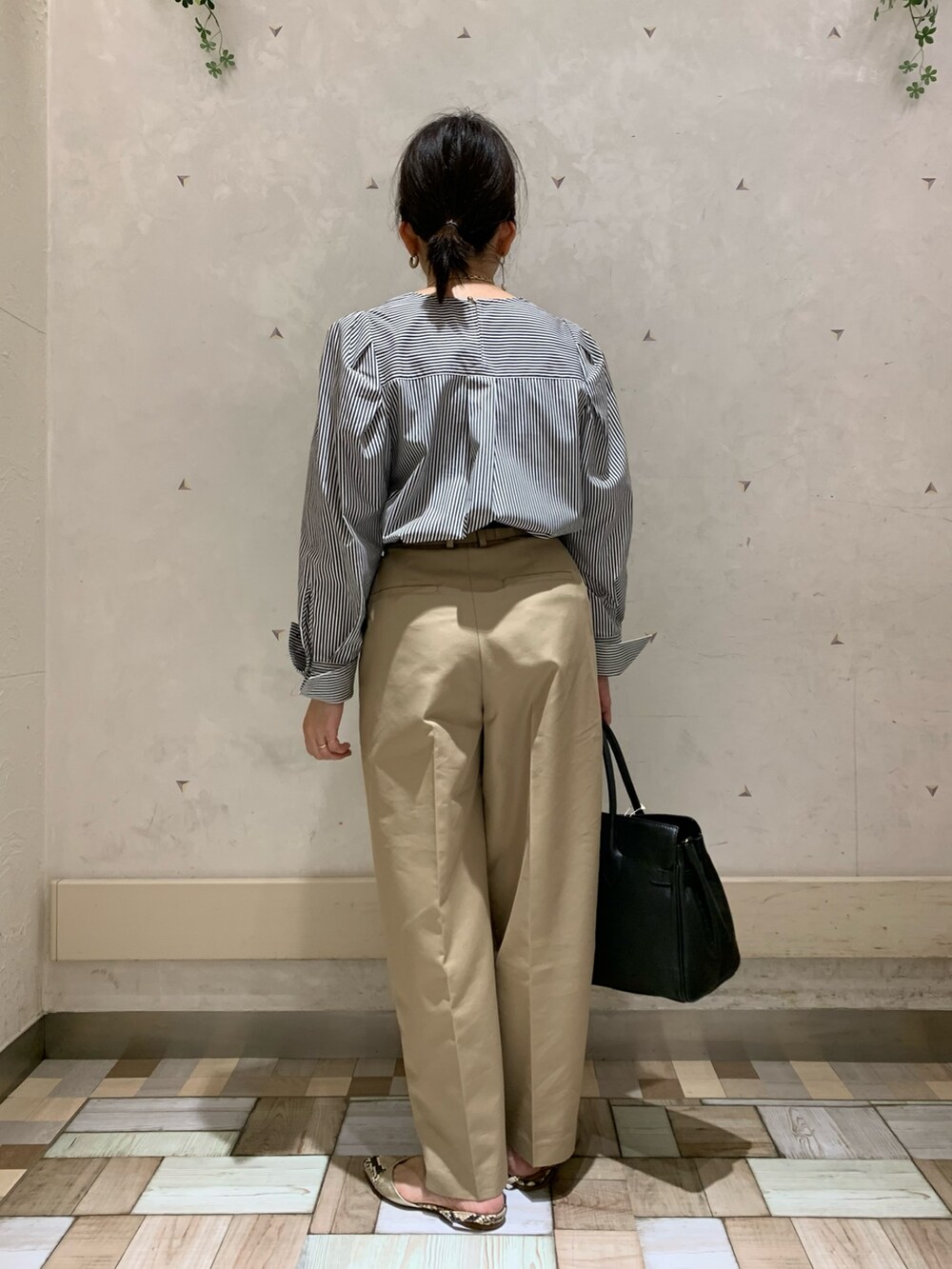 ブラック系のシャツ/ブラウス、ベージュ系のその他パンツ、ブラック系のショルダーバッグを着用したレディースの秋コーディネートの5枚目の写真