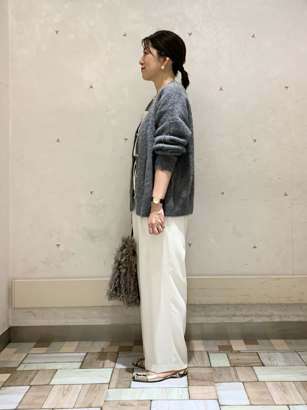 グレー系のカーディガン/ボレロ、ホワイト系のタンクトップ、ホワイト系のその他パンツを着用したレディースの秋コーディネートの2枚目の写真
