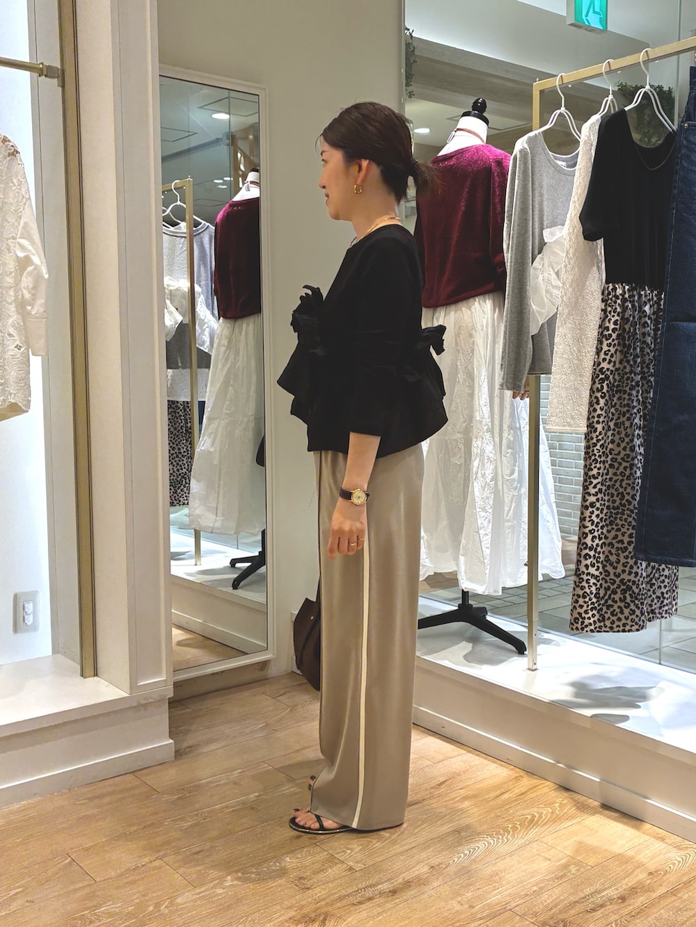 ブラック系のTシャツ/カットソー、ベージュ系のその他パンツを着用したレディースの秋コーディネートの2枚目の写真