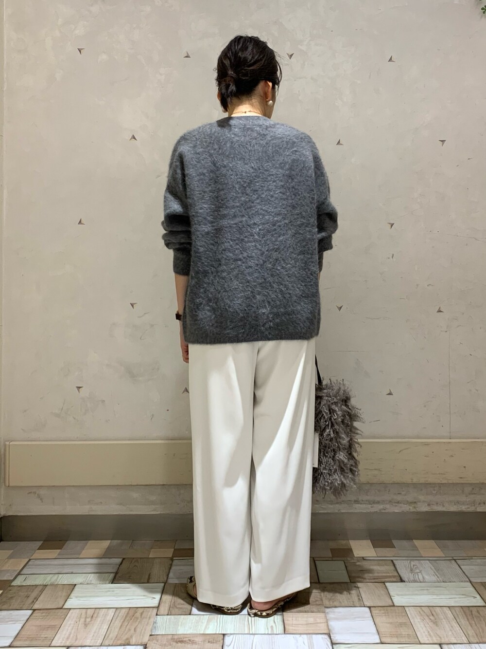 グレー系のカーディガン/ボレロ、ホワイト系のタンクトップ、ホワイト系のその他パンツを着用したレディースの秋コーディネートの3枚目の写真