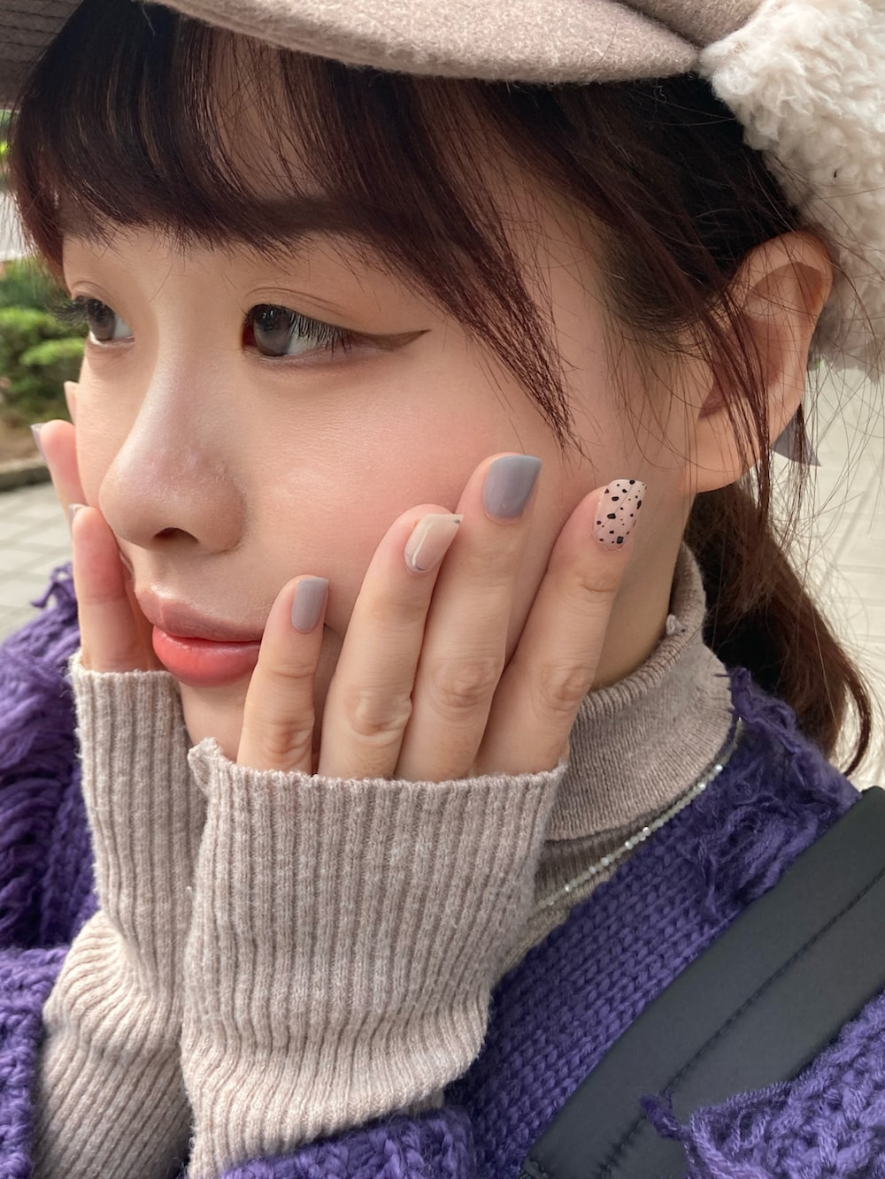 ホワイト系のスカート、ホワイト系のカーディガン/ボレロ、ブラック系のショルダーバッグを着用したレディースの冬コーディネートの5枚目の写真