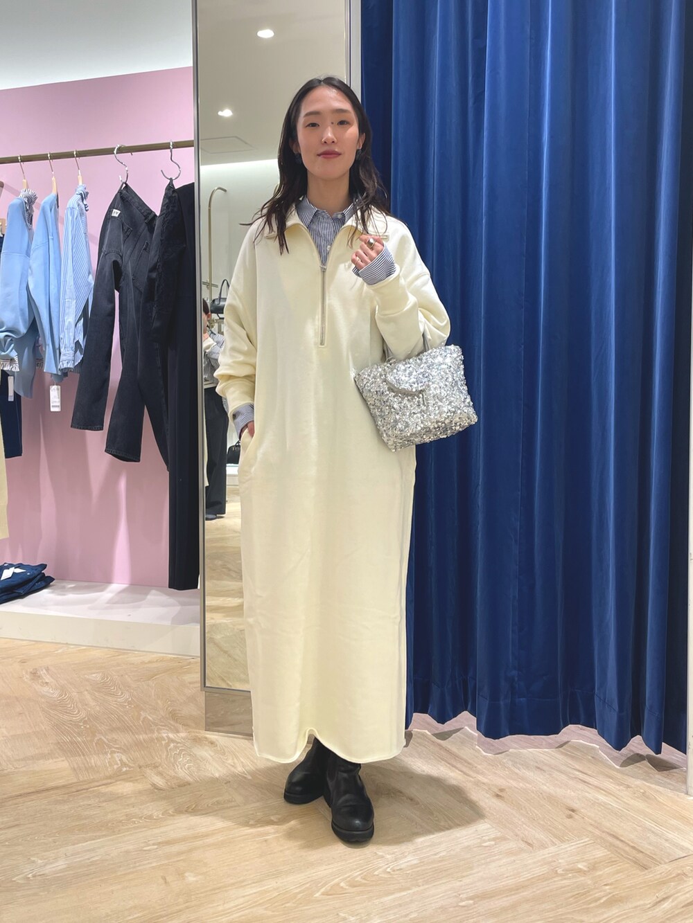 ブラック系のショルダーバッグ、ホワイト系のシャツ/ブラウス、ホワイト系のワンピースを着用したレディースの冬コーディネートの5枚目の写真