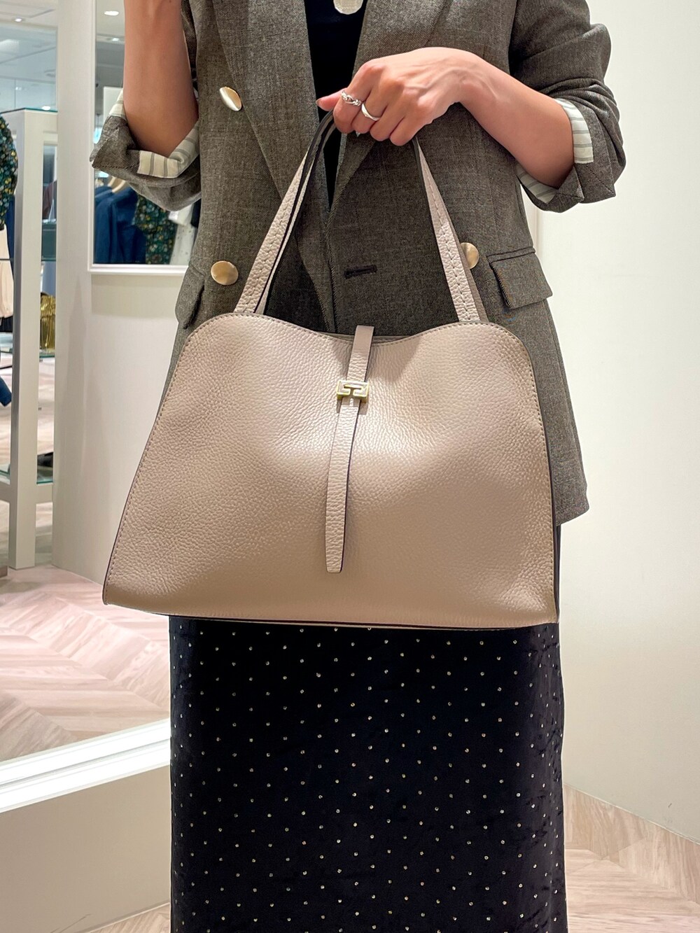 「大人コーデ、秋服コーデ、シンプル、ドット、ベロア、ベロアスカート、シンプルスタイル、トラッド、ジャケットスタイル、タイトスカート、ロリステッラ」｜「NOLLEY’S Sophiの《セットアップ対応》シャークダブルジャケット（テーラードジャケット、ブラック系）」を使った、EIKA.Kさん（レディース・160cm）の夏コーディネートの6枚目の写真