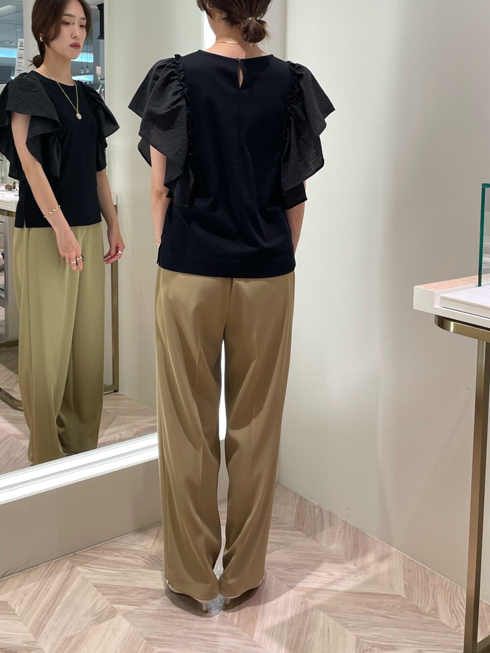 ブラック系のTシャツ/カットソー、ベージュ系のその他パンツ、ブルー系のボストンバッグを着用したレディースの夏コーディネートの9枚目の写真