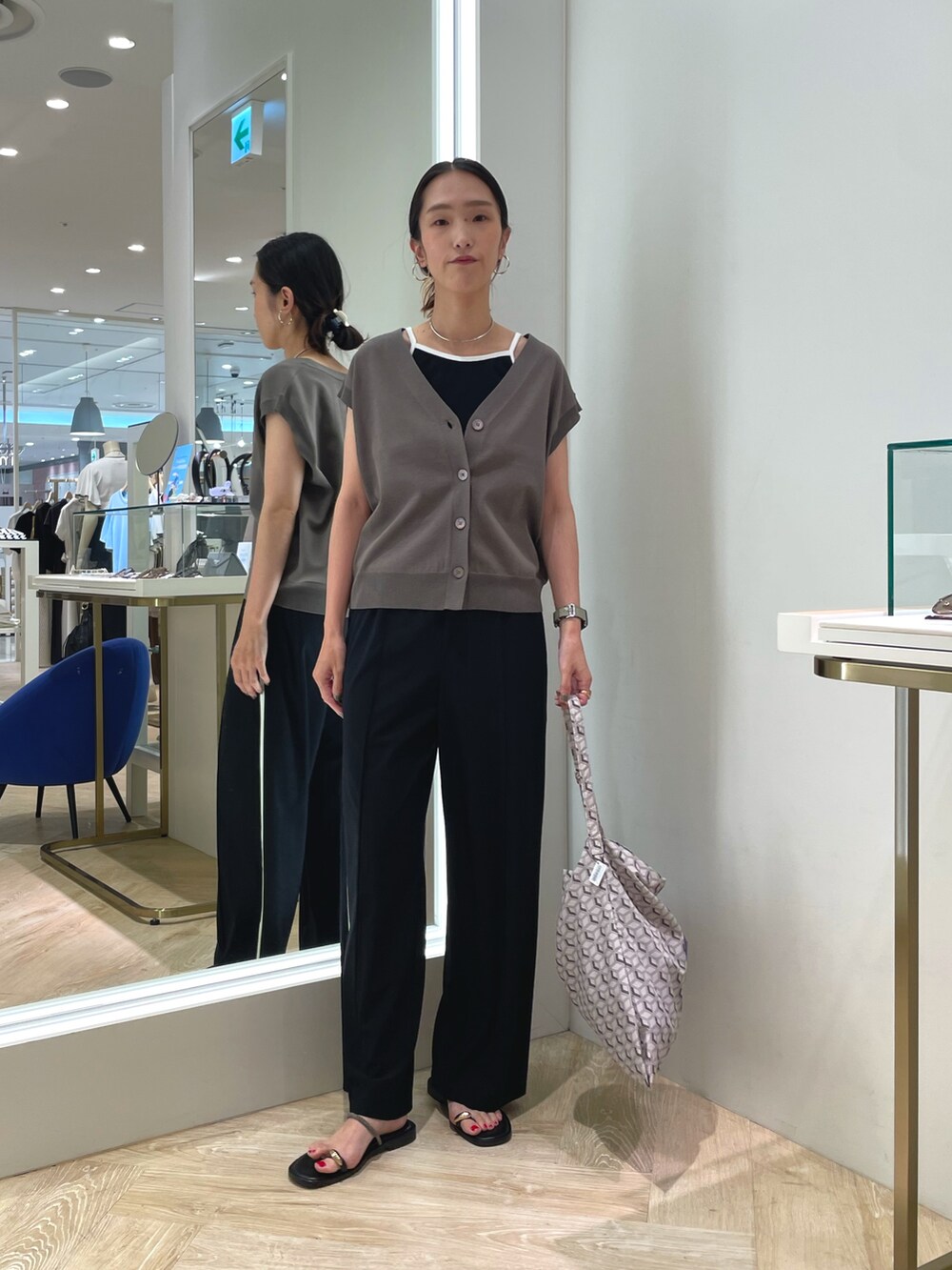 ブラック系のその他パンツ、グリーン系のベスト、ブラック系のキャミソールを着用したレディースの夏コーディネートの7枚目の写真
