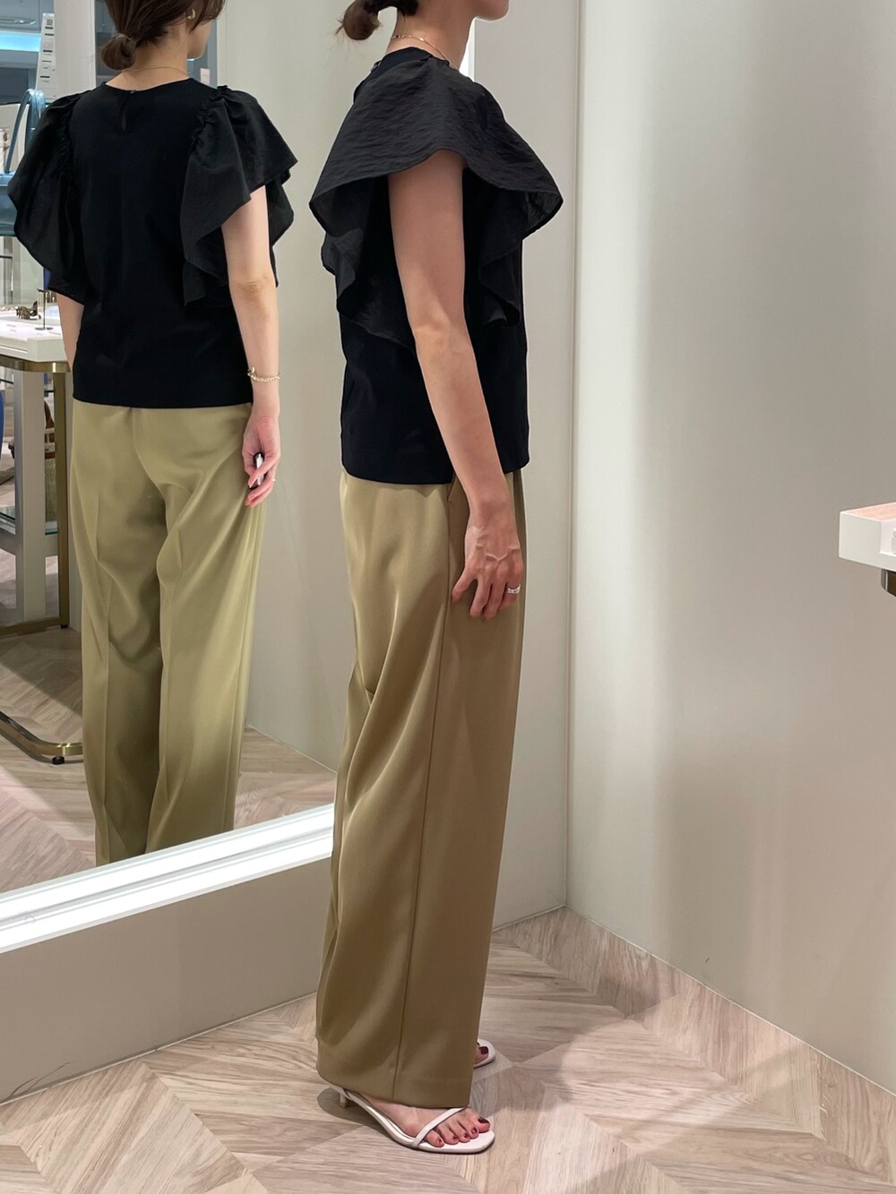 ブラック系のTシャツ/カットソー、ベージュ系のその他パンツ、ブルー系のボストンバッグを着用したレディースの夏コーディネートの8枚目の写真