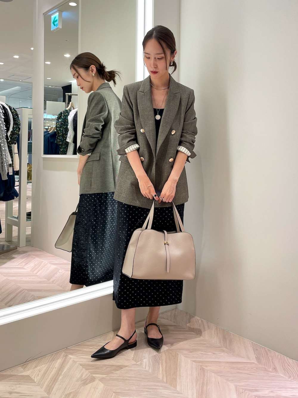 「大人コーデ、秋服コーデ、シンプル、ドット、ベロア、ベロアスカート、シンプルスタイル、トラッド、ジャケットスタイル、タイトスカート、ロリステッラ」｜「NOLLEY’S Sophiの《セットアップ対応》シャークダブルジャケット（テーラードジャケット、ブラック系）」を使った、EIKA.Kさん（レディース・160cm）の夏コーディネートの2枚目の写真