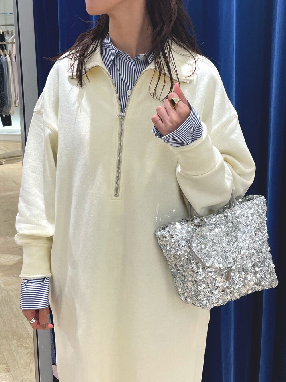 ブラック系のショルダーバッグ、ホワイト系のシャツ/ブラウス、ホワイト系のワンピースを着用したレディースの冬コーディネートの6枚目の写真