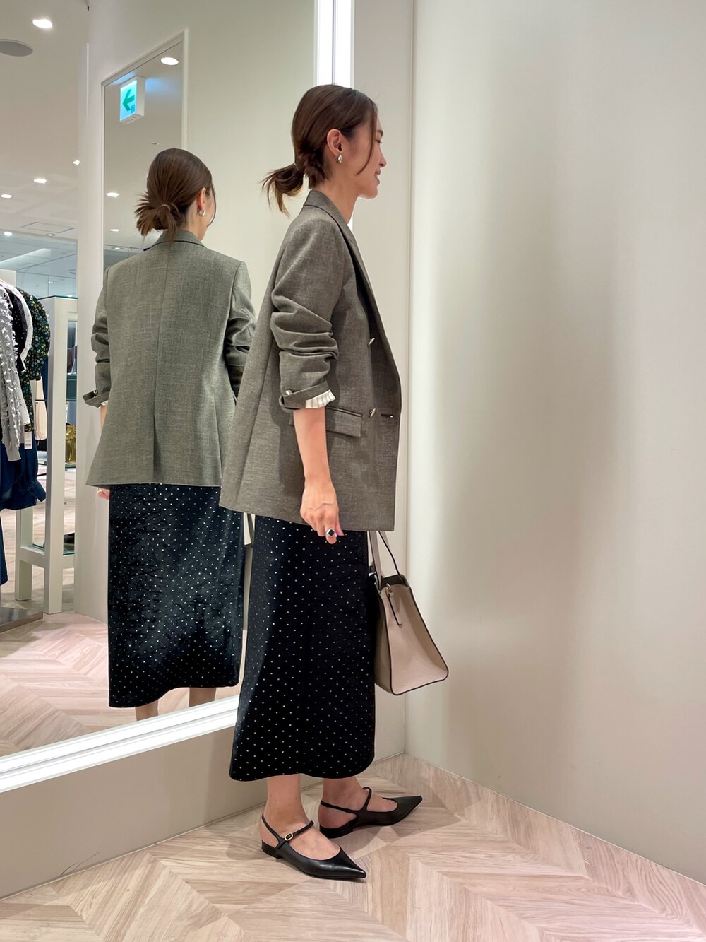 「大人コーデ、秋服コーデ、シンプル、ドット、ベロア、ベロアスカート、シンプルスタイル、トラッド、ジャケットスタイル、タイトスカート、ロリステッラ」｜「NOLLEY’S Sophiの《セットアップ対応》シャークダブルジャケット（テーラードジャケット、ブラック系）」を使った、EIKA.Kさん（レディース・160cm）の夏コーディネートの3枚目の写真