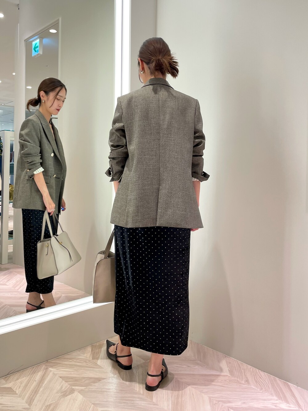 「大人コーデ、秋服コーデ、シンプル、ドット、ベロア、ベロアスカート、シンプルスタイル、トラッド、ジャケットスタイル、タイトスカート、ロリステッラ」｜「NOLLEY’S Sophiの《セットアップ対応》シャークダブルジャケット（テーラードジャケット、ブラック系）」を使った、EIKA.Kさん（レディース・160cm）の夏コーディネートの4枚目の写真
