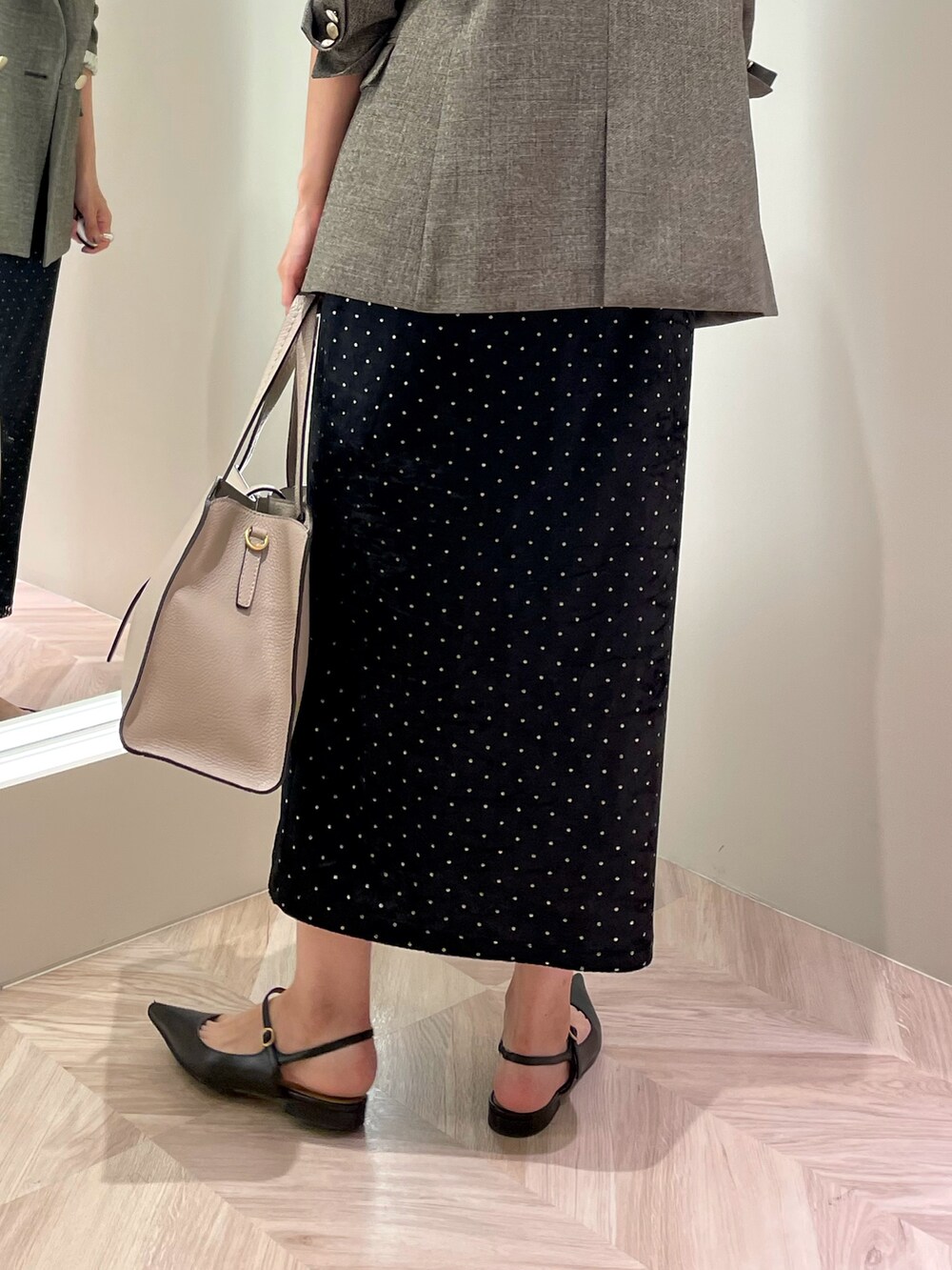 「大人コーデ、秋服コーデ、シンプル、ドット、ベロア、ベロアスカート、シンプルスタイル、トラッド、ジャケットスタイル、タイトスカート、ロリステッラ」｜「NOLLEY’S Sophiの《セットアップ対応》シャークダブルジャケット（テーラードジャケット、ブラック系）」を使った、EIKA.Kさん（レディース・160cm）の夏コーディネートの7枚目の写真
