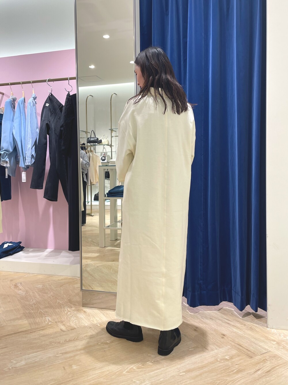 ブラック系のショルダーバッグ、ホワイト系のシャツ/ブラウス、ホワイト系のワンピースを着用したレディースの冬コーディネートの4枚目の写真