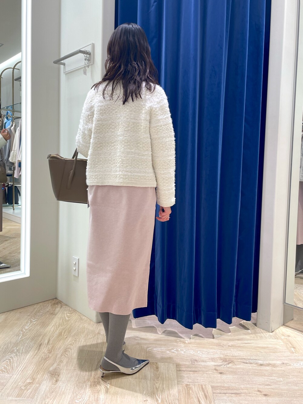 「冬コーデ、ホワイトコーデ、クリスマスに着たい服、秋冬コーデ、大人かわいい、ニットコーデ、シンプルスタイル、オトナ女子、大人可愛い、キレイめコーデ、キレイめ、カラーコーデ、淡色女子、忘年会、ニットワンピース」｜「NOLLEY’S Sophiの《手洗い可能》ラメ総針Vネックコクーンワンピース（ワンピース、ピンク系）」を使った、EIKA.Kさん（レディース・160cm）の冬コーディネートの4枚目の写真