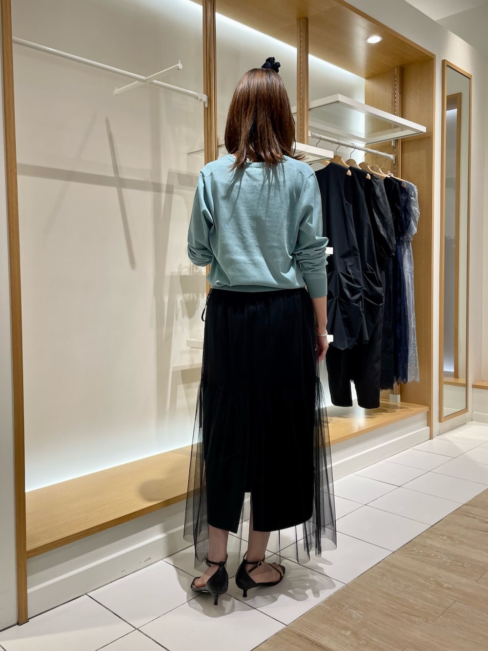 グリーン系のカーディガン/ボレロ、ブラック系のスカート、ブラック系のスカートを着用したレディースの夏コーディネートの4枚目の写真