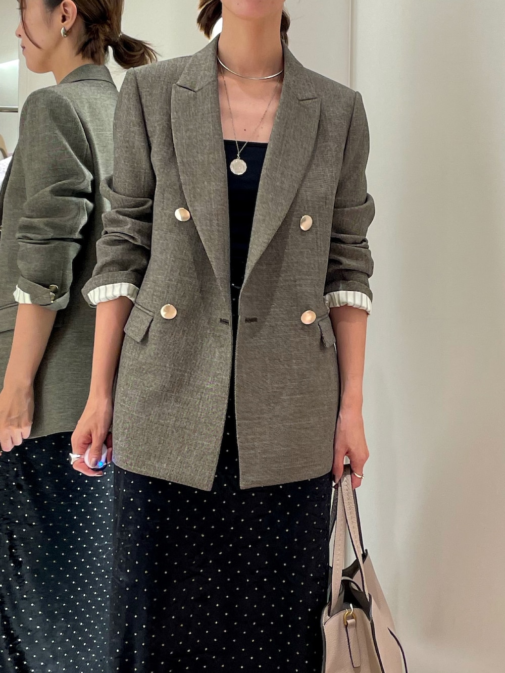 「大人コーデ、秋服コーデ、シンプル、ドット、ベロア、ベロアスカート、シンプルスタイル、トラッド、ジャケットスタイル、タイトスカート、ロリステッラ」｜「NOLLEY’S Sophiの《セットアップ対応》シャークダブルジャケット（テーラードジャケット、ブラック系）」を使った、EIKA.Kさん（レディース・160cm）の夏コーディネートの5枚目の写真