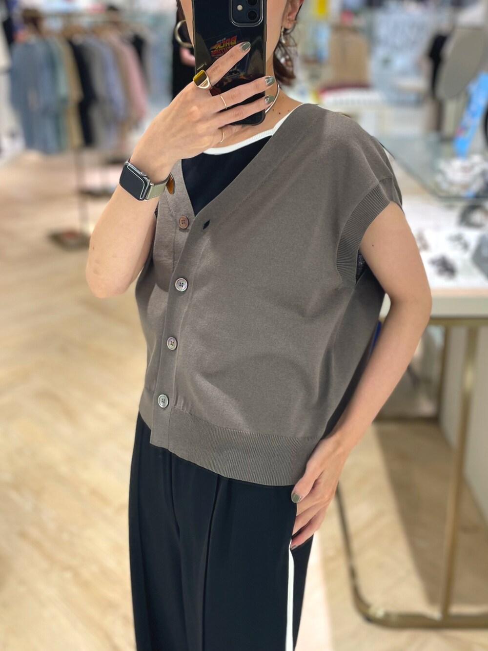 ブラック系のその他パンツ、グリーン系のベスト、ブラック系のキャミソールを着用したレディースの夏コーディネートの10枚目の写真