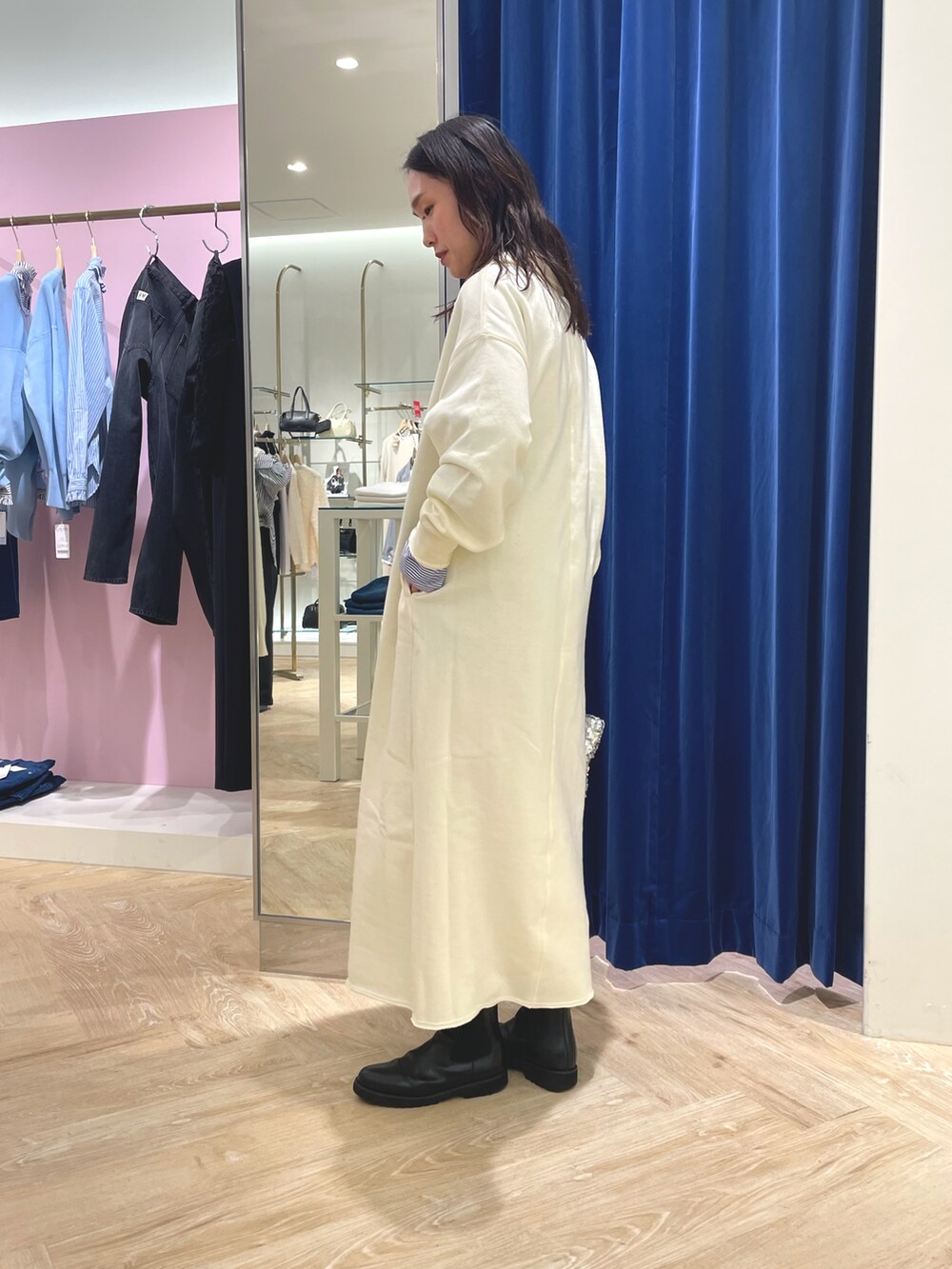 ブラック系のショルダーバッグ、ホワイト系のシャツ/ブラウス、ホワイト系のワンピースを着用したレディースの冬コーディネートの3枚目の写真