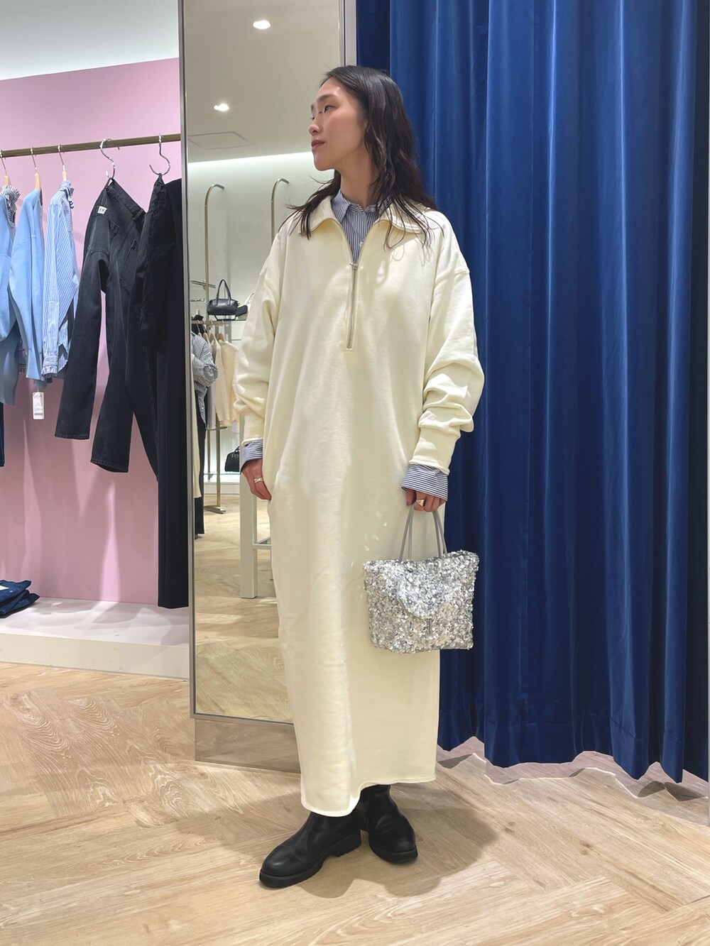 ブラック系のショルダーバッグ、ホワイト系のシャツ/ブラウス、ホワイト系のワンピースを着用したレディースの冬コーディネートの2枚目の写真