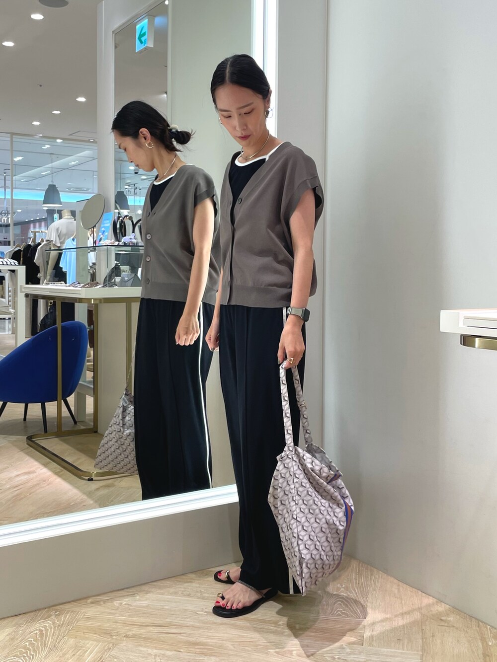 ブラック系のその他パンツ、グリーン系のベスト、ブラック系のキャミソールを着用したレディースの夏コーディネートの2枚目の写真