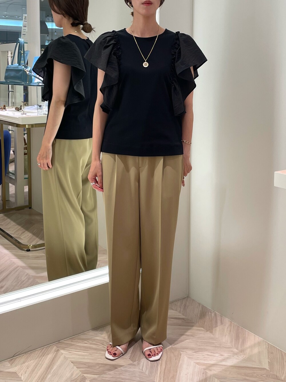 ブラック系のTシャツ/カットソー、ベージュ系のその他パンツ、ブルー系のボストンバッグを着用したレディースの夏コーディネートの7枚目の写真