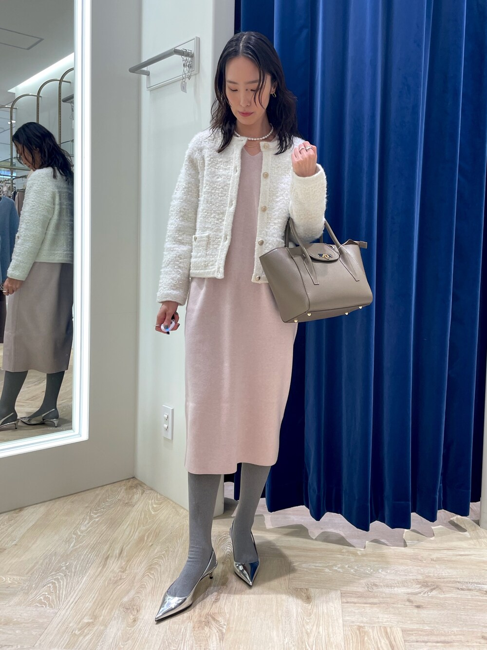 「冬コーデ、ホワイトコーデ、クリスマスに着たい服、秋冬コーデ、大人かわいい、ニットコーデ、シンプルスタイル、オトナ女子、大人可愛い、キレイめコーデ、キレイめ、カラーコーデ、淡色女子、忘年会、ニットワンピース」｜「NOLLEY’S Sophiの《手洗い可能》ラメ総針Vネックコクーンワンピース（ワンピース、ピンク系）」を使った、EIKA.Kさん（レディース・160cm）の冬コーディネートの2枚目の写真