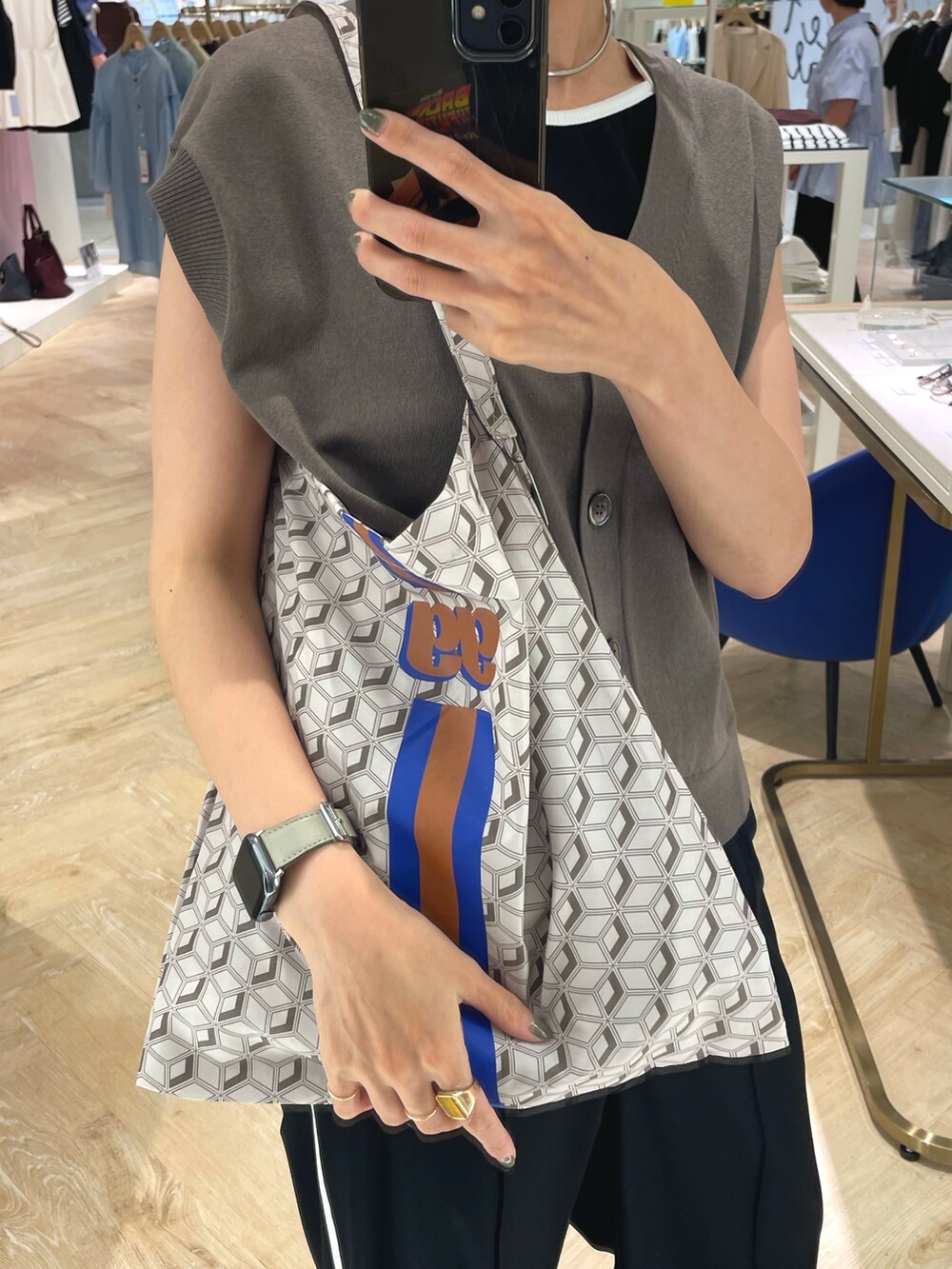 ブラック系のその他パンツ、グリーン系のベスト、ブラック系のキャミソールを着用したレディースの夏コーディネートの9枚目の写真