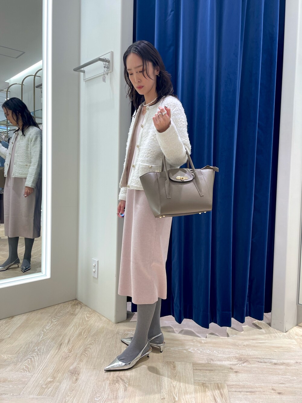 「冬コーデ、ホワイトコーデ、クリスマスに着たい服、秋冬コーデ、大人かわいい、ニットコーデ、シンプルスタイル、オトナ女子、大人可愛い、キレイめコーデ、キレイめ、カラーコーデ、淡色女子、忘年会、ニットワンピース」｜「NOLLEY’S Sophiの《手洗い可能》ラメ総針Vネックコクーンワンピース（ワンピース、ピンク系）」を使った、EIKA.Kさん（レディース・160cm）の冬コーディネートの3枚目の写真