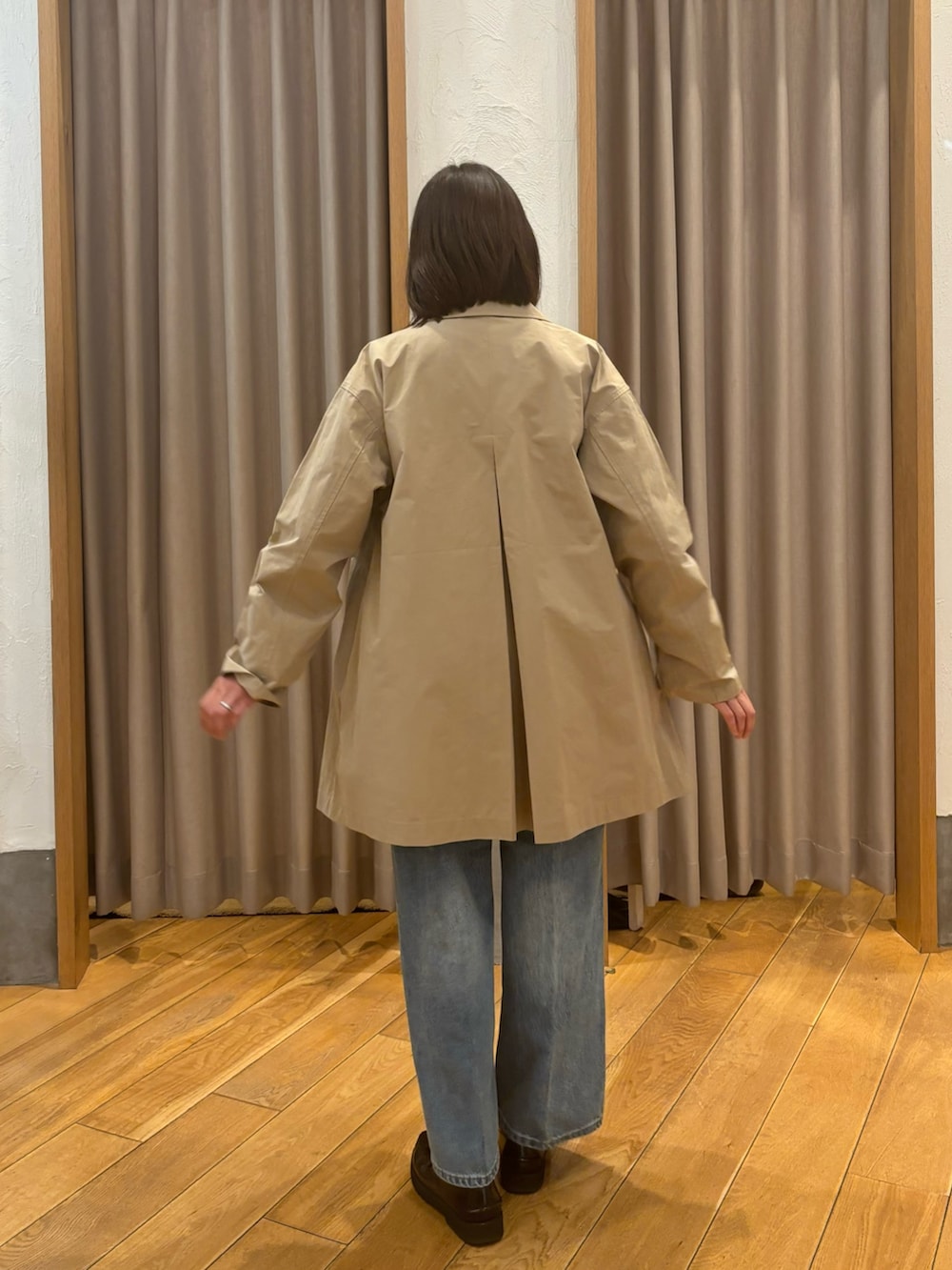 「春色、春めき満開コーデ、春コーデ、ローファー、大人カジュアル、休日スタイル、お出かけコーデ、春服コーデ、お花見コーデ、オトナ女子、大人ファッション、お花見、ラクチンコーデ、ゆるコーデ、トレンチコート」｜「fredy emueのFRセンタープレスセミワイドデニムパンツ（デニムパンツ、ブルー系）」を使った、Wajikiさん（レディース・157cm）の春コーディネートの2枚目の写真