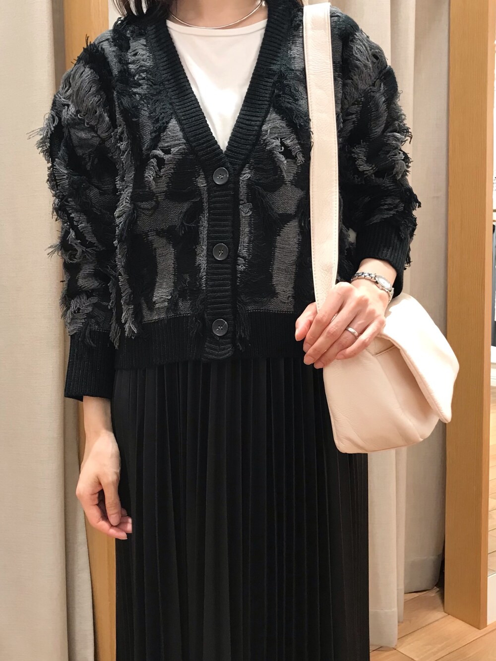 「休日スタイル、カーディガン、ロングスカート、秋コーデ、モノトーン、ショルダーバッグ、秋のコーデ、おでかけコーデ、秋色、スカートスタイル、秋、スカートコーデ、ニットコーデ、秋冬コーデ、セットアップ」｜「fredy emueのフェイクレザープリーツスカート（スカート、ブラック系）」を使った、Wajikiさん（レディース・157cm）の秋コーディネートの5枚目の写真